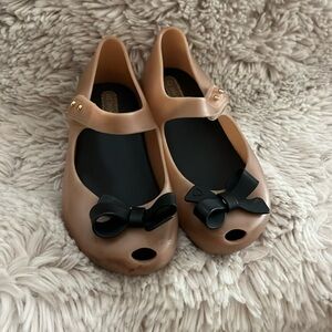 The Mini Ultragirl Bow puts a Melissa spin on the classic ballet flat.